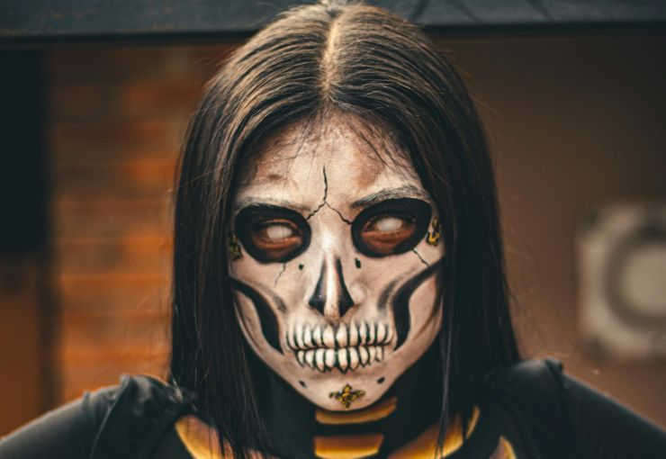 Donna in maschera per la festa