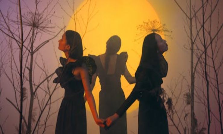 Streghe che si tengono per mano