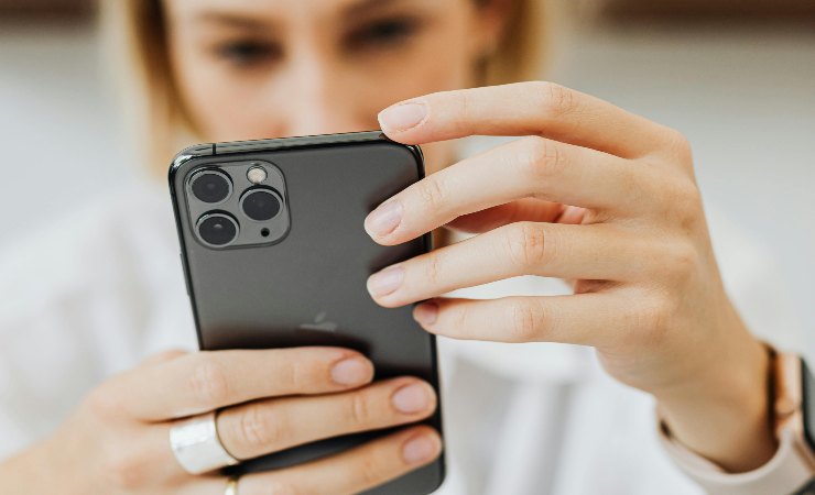 Una ragazza con il cellulare - Radiobicocca.it