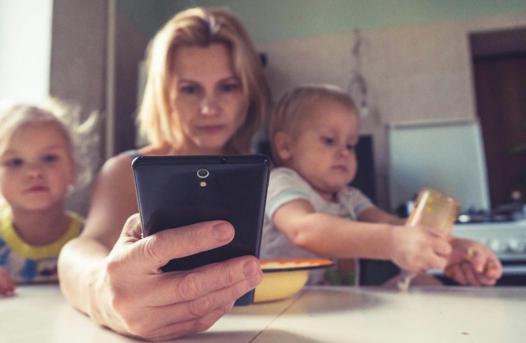 mamma con figli e telefono