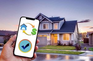 mano con cellulare e casa sullo sfondo