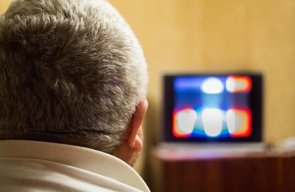 uomo che guarda tv