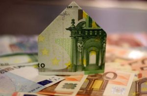 soldi euro a forma di casa