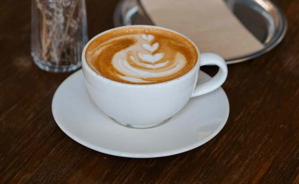 È vero che caffè e sigaretta aiuta ad andare in bagno, ma non nel senso che intendiamo tutti | Una mezza verità