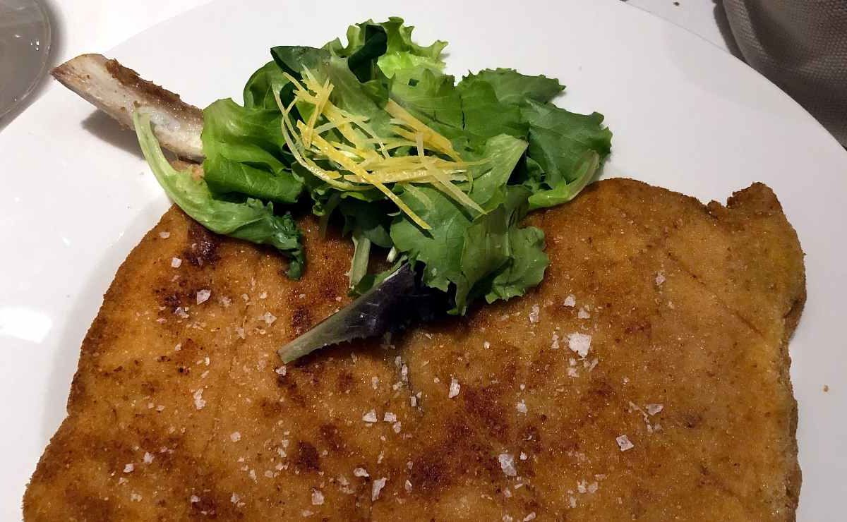 Il segreto della cotoletta alla milanese non è la carne, ma la panatura | Come usare l’ingrediente proibito (il latte)