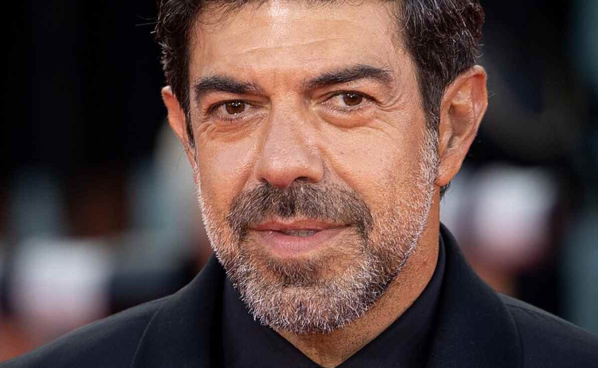 Favino “Maestro” di vita | Il film che porta il tennis nelle sale italiane: perché la chiamano la commedia dell’anno