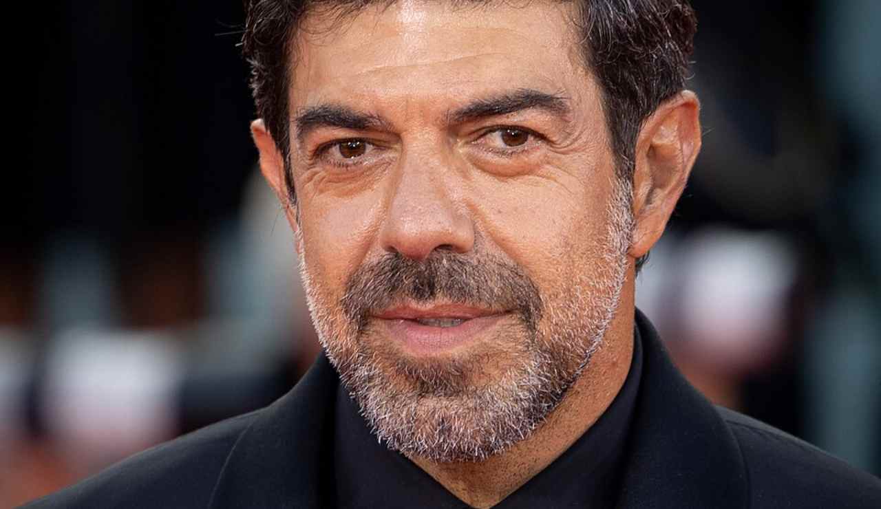 Favino “Maestro” di vita | Il film che porta il tennis nelle sale italiane: perché la chiamano la commedia dell’anno