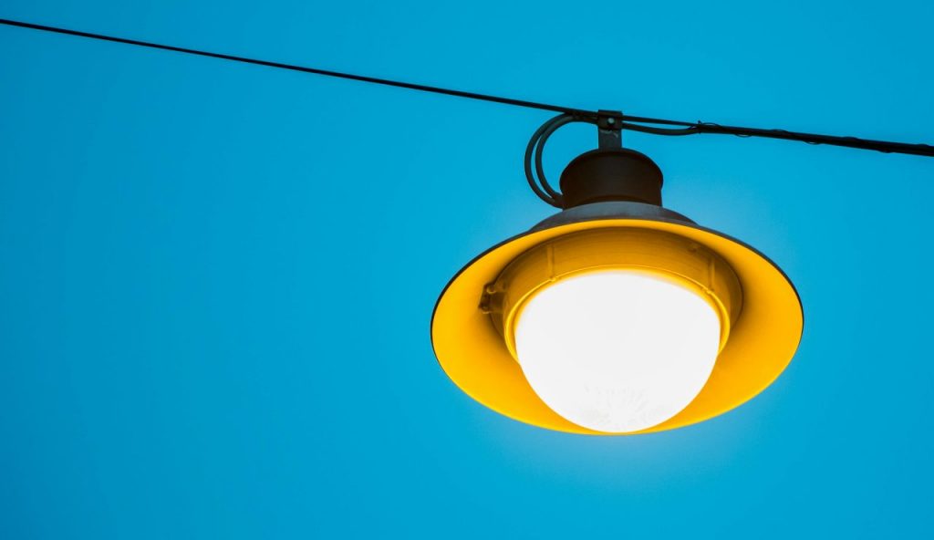 Lasciati fuori definitivamente | Il nuovo BONUS LUCE fa figli e figliastri: le famiglie escluse