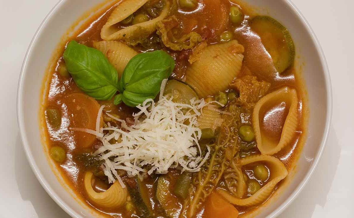 Minestrone pronto dal banco gelo | cena veloce con i surgelati: il marchio che sale al primo posto nei test