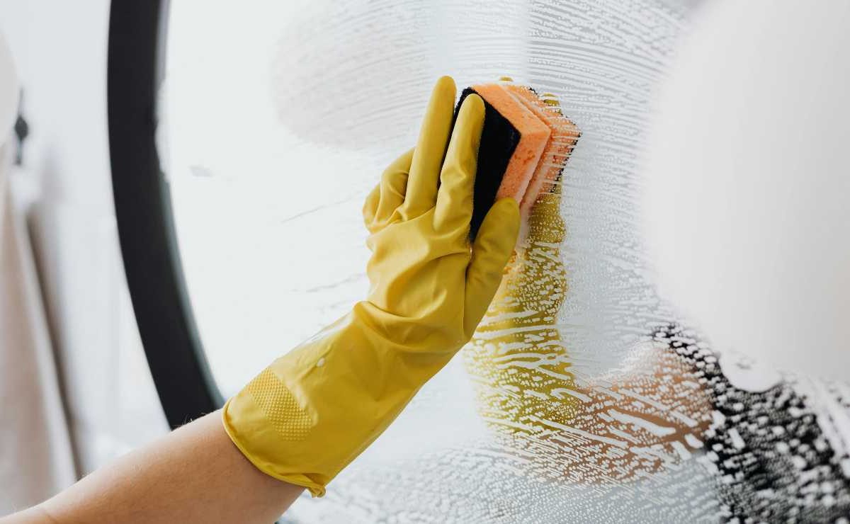 Aceto e bicarbonato per pulire i vetri | Alla fine splendono come un diamante: il trucco semplice che evita sprechi