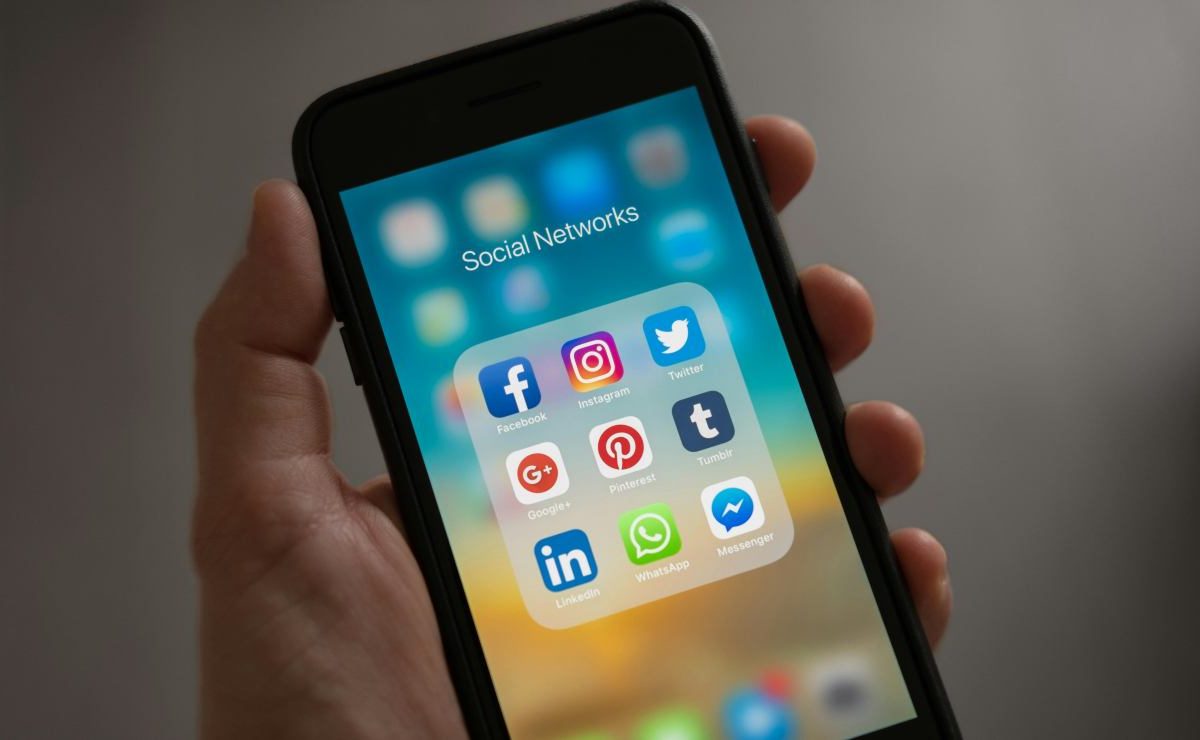 SOCIAL, CAMBIA TUTTO | lo smartphone rimane spento entro l’ora di cena: nuova regola di famiglia in casa