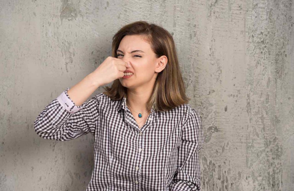 donna che si tappa il naso