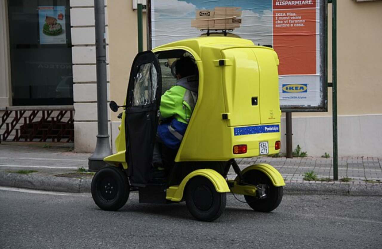 postino in moto
