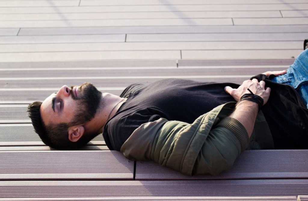 uomo disteso a terra