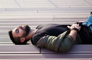 uomo disteso a terra